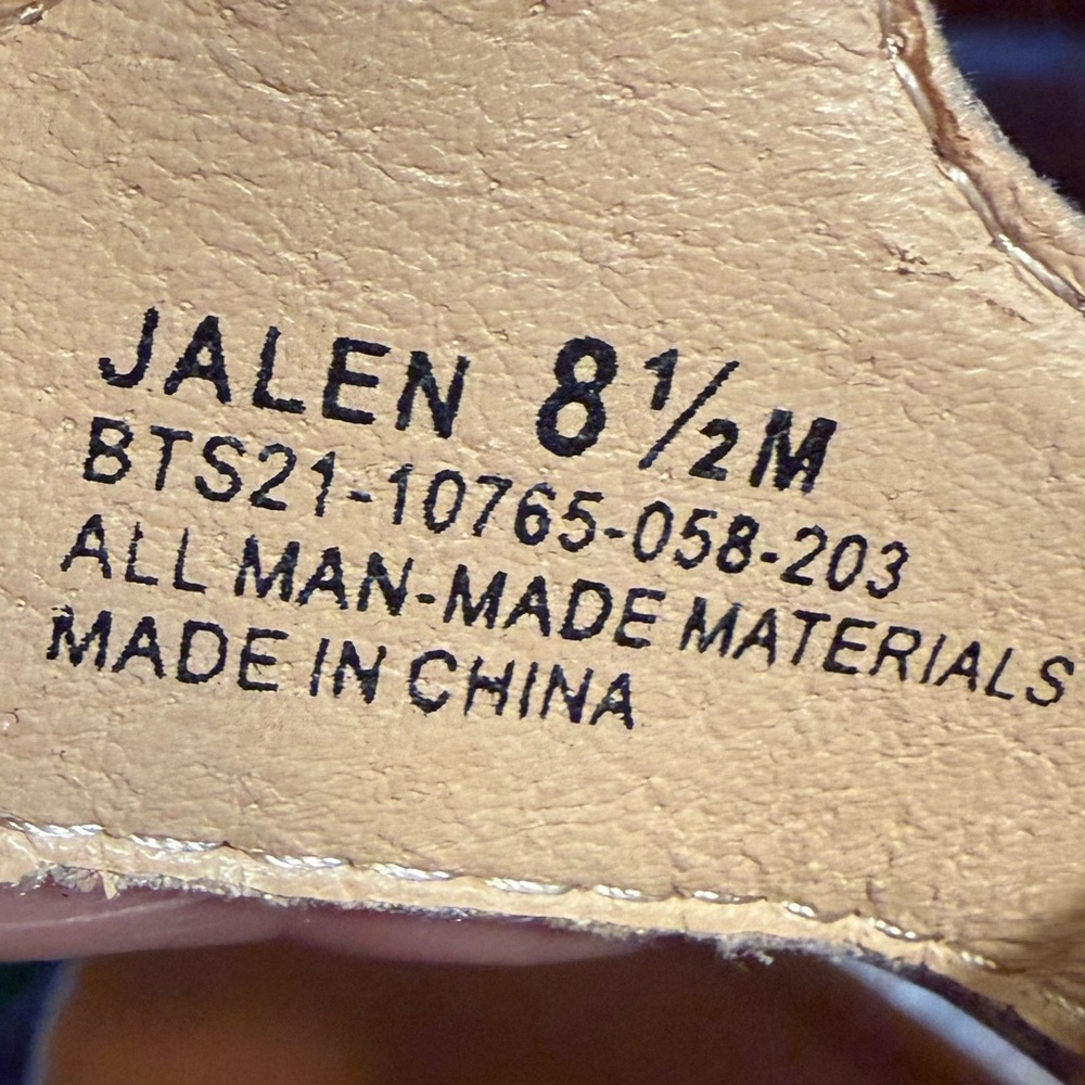 Baretraps EUC Sz 8.5 Jalen Silver Strappy Sandals
Man Made Materials (SH181) - Picture 10 of 11